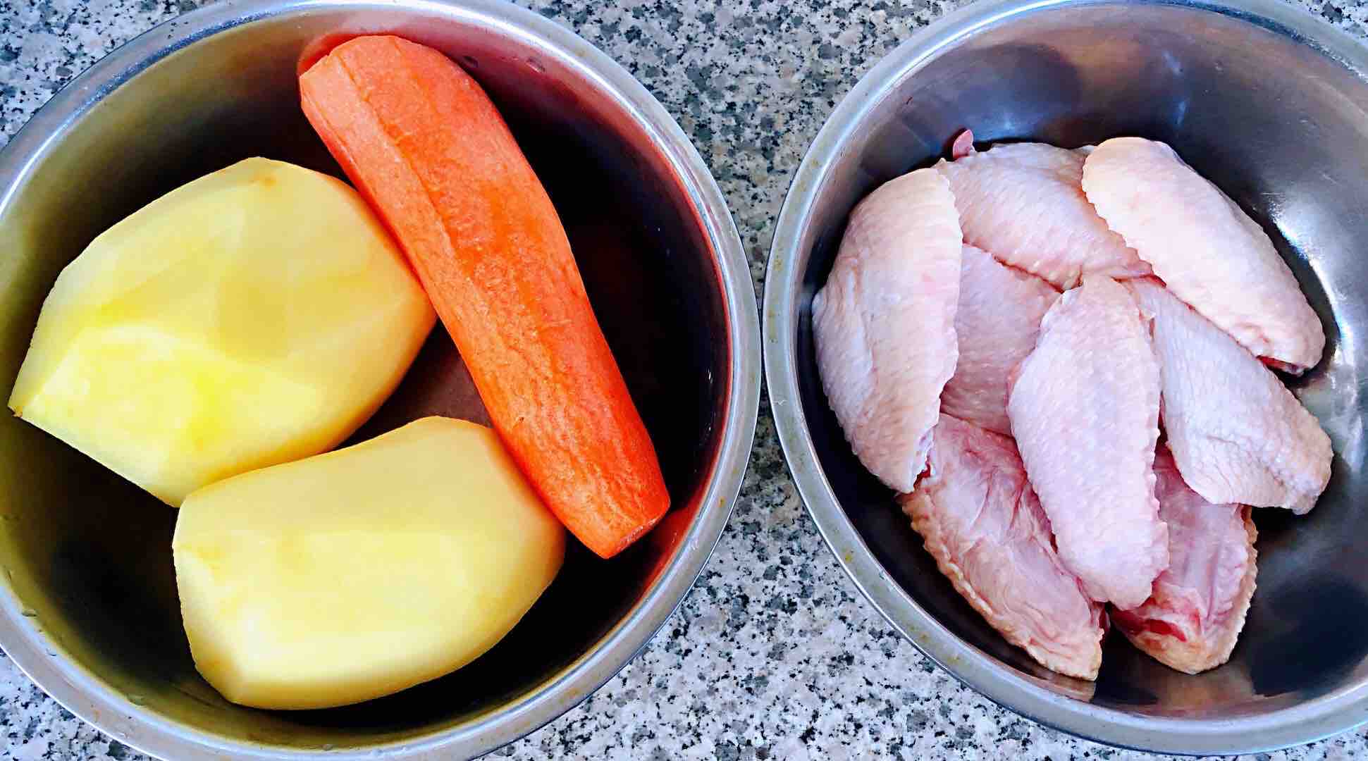 土豆胡萝卜炖鸡翅的做法-咸鲜味炖菜谱-易网<a href=http://www.bryss.cn/ target=_blank class=infotextkey>健康养生</a>网 土豆胡萝卜炖鸡翅的做法-咸鲜味炖菜谱