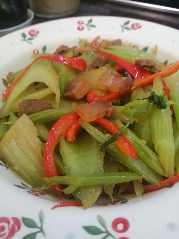 简简单单也不失美味~~腊肉炒西芹的做法-家常味炒菜谱-易网健康养生网 简简单单也不失美味~~腊肉炒西芹的做法-家常味炒菜谱