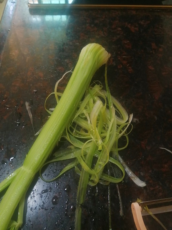 简简单单也不失美味~~腊肉炒西芹的做法-家常味炒菜谱