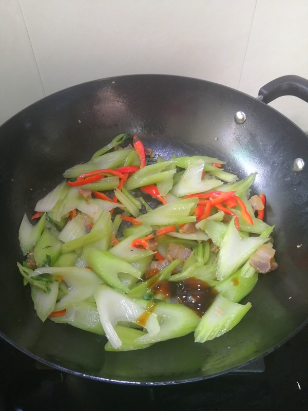 简简单单也不失美味~~腊肉炒西芹的做法-家常味炒菜谱