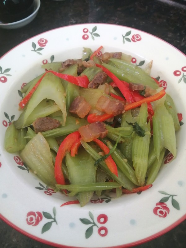 简简单单也不失美味~~腊肉炒西芹的做法-家常味炒菜谱-易网健康养生网 简简单单也不失美味~~腊肉炒西芹的做法-家常味炒菜谱