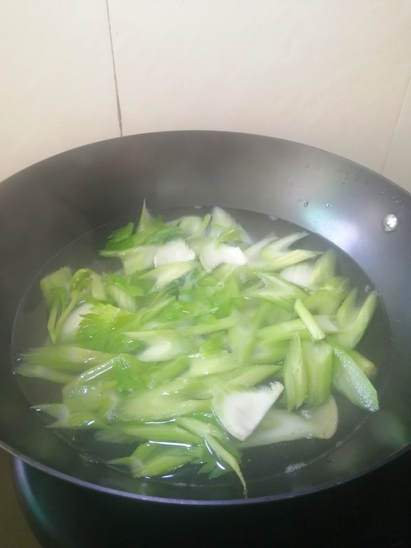 简简单单也不失美味~~腊肉炒西芹的做法-家常味炒菜谱