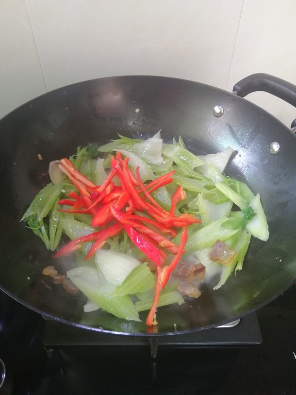 简简单单也不失美味~~腊肉炒西芹的做法-家常味炒菜谱