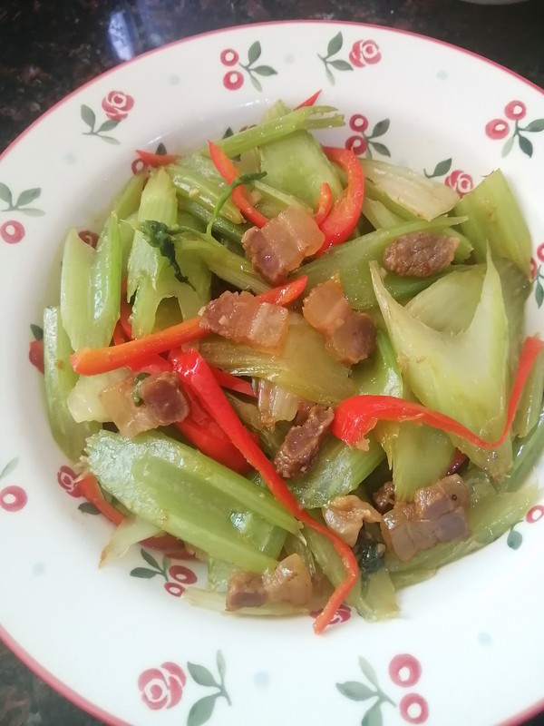 简简单单也不失美味~~腊肉炒西芹的做法-家常味炒菜谱-易网健康养生网 简简单单也不失美味~~腊肉炒西芹的做法-家常味炒菜谱