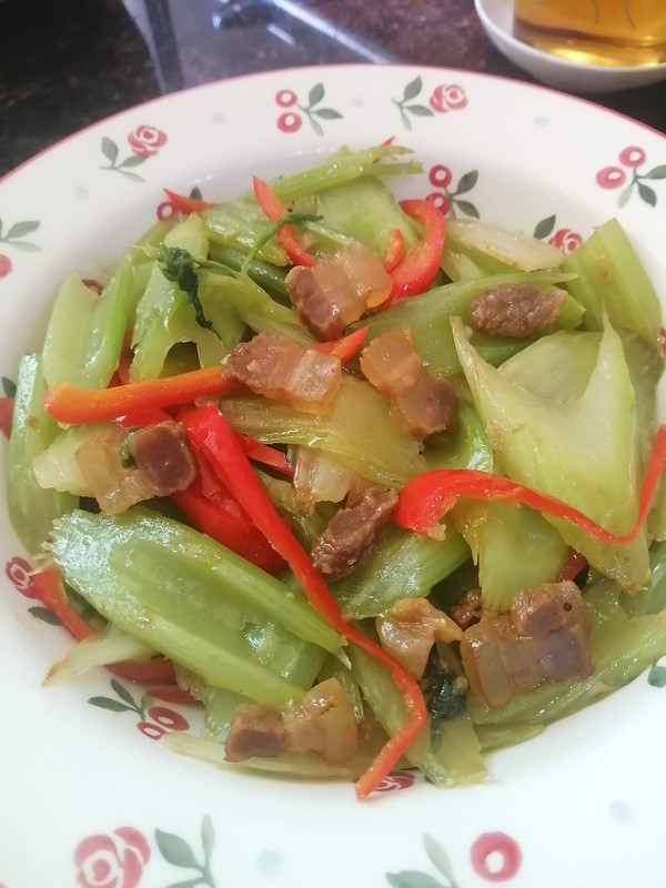 简简单单也不失美味~~腊肉炒西芹的做法-家常味炒菜谱-易网健康养生网 简简单单也不失美味~~腊肉炒西芹的做法-家常味炒菜谱