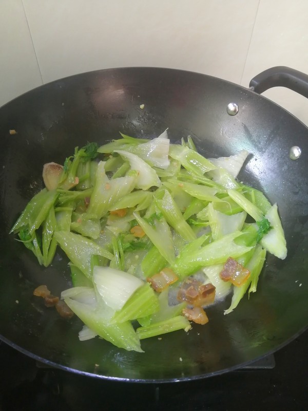 简简单单也不失美味~~腊肉炒西芹的做法-家常味炒菜谱