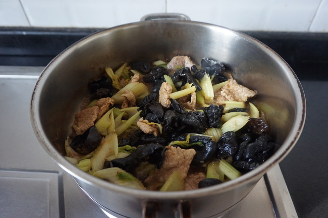 西芹木耳炒肉片的做法-酱香味炒菜谱
