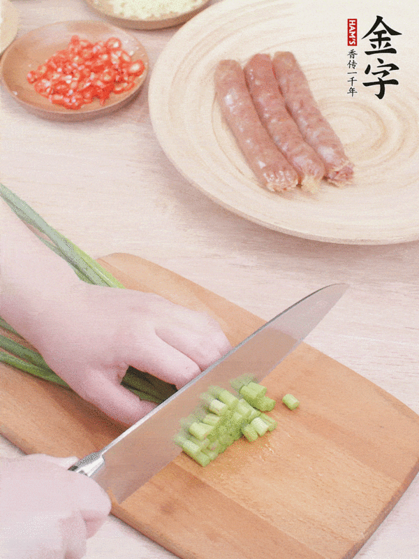 香肠小炒蒜苔的做法-香辣味炒菜谱-易网<a href=http://www.bryss.cn/ target=_blank class=infotextkey>健康养生</a>网 香肠小炒蒜苔的做法-香辣味炒菜谱