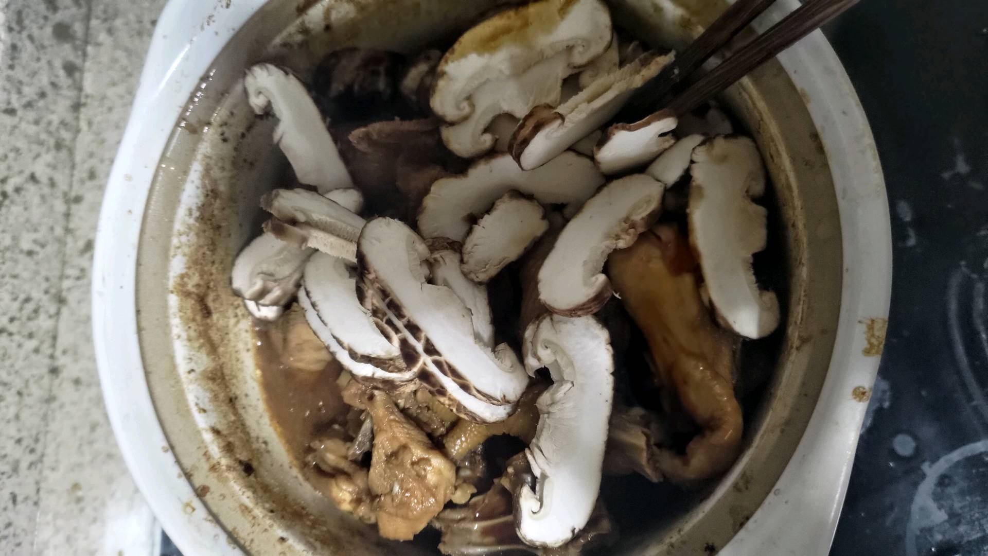基础粤菜 沙姜啫啫鸡煲的做法-咸鲜味焖菜谱