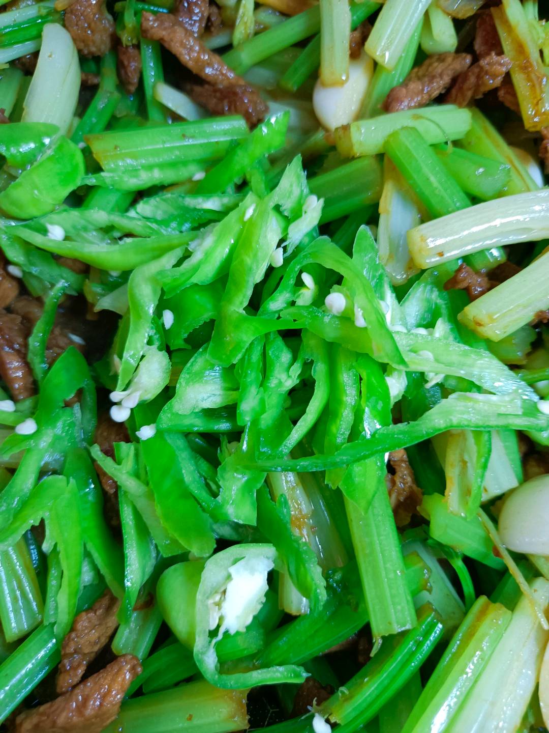家常芹菜炒肉的做法-家常味炒菜谱