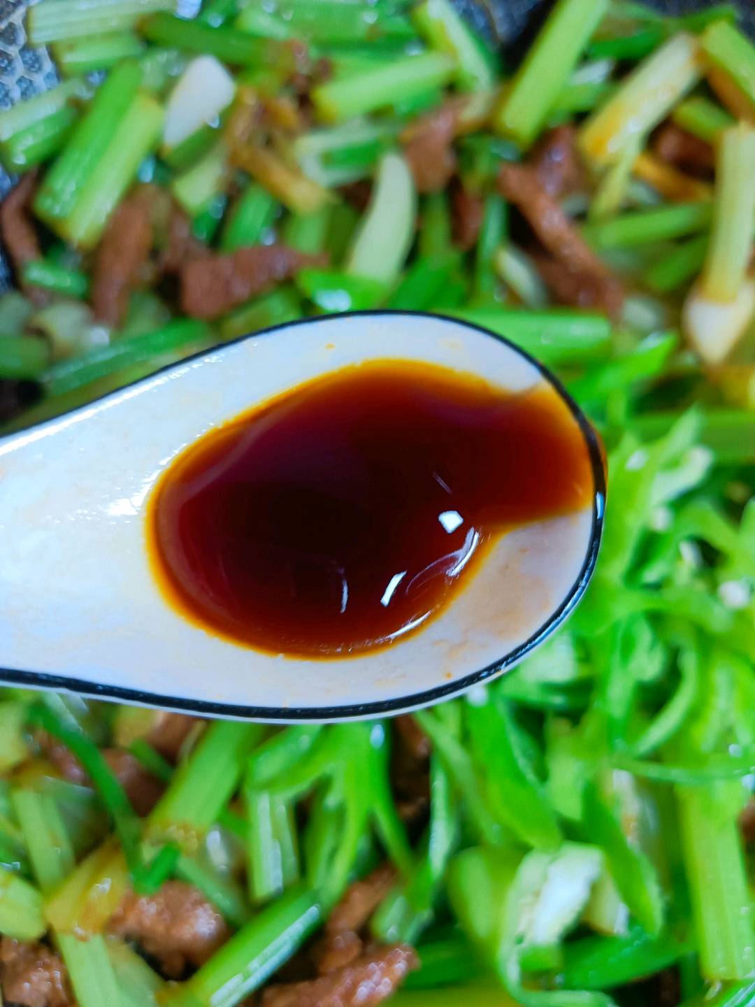家常芹菜炒肉的做法-家常味炒菜谱