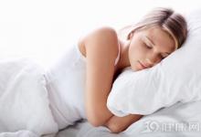 女人在晚上睡觉前该如何保养肌肤