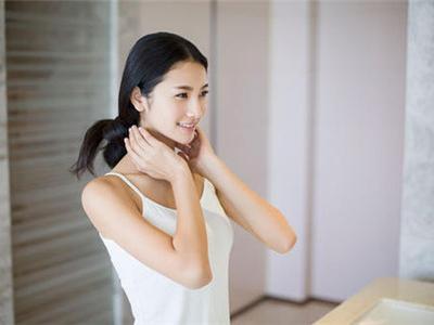 睡前给肌肤保湿护理的机会，夜间护肤步骤关键性强