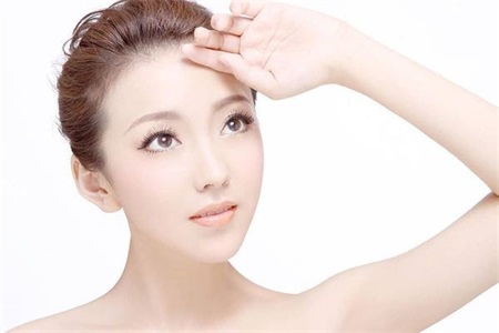 脸上出油是什么原因？想要控油不要只是补水