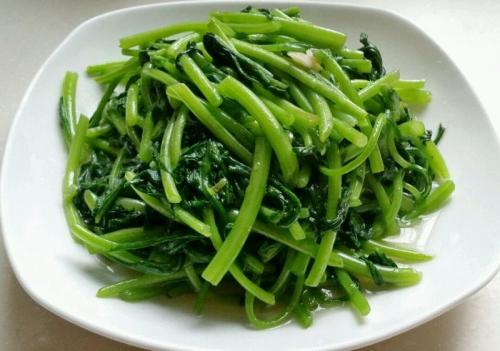 茼蒿怎么吃?小编分享四种家常做法-易网<a href=http://www.bryss.cn/ target=_blank class=infotextkey>健康养生</a>网 茼蒿怎么吃?小编分享四种家常做法