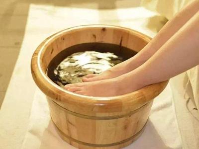 脚后跟干裂起硬皮的原因，女性护理脚部肌肤的正确方法