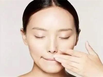 嘴唇干裂脱皮怎么办？女性保养嘴唇只需做到这四点