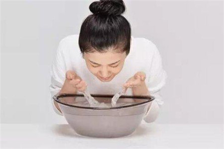 常用盐水洗脸有什么好处 这4个好处了解一下-易网<a href=http://www.bryss.cn/ target=_blank class=infotextkey>健康养生</a>网 常用盐水洗脸有什么好处 这4个好处了解一下