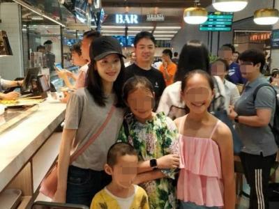 网友偶遇章泽天刘强东 奶茶妹妹素颜甜笑少女肌赢了！