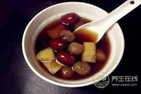 秋季手脚冰凉适合吃什么好呢?秋季手脚冰凉的原因有哪些?