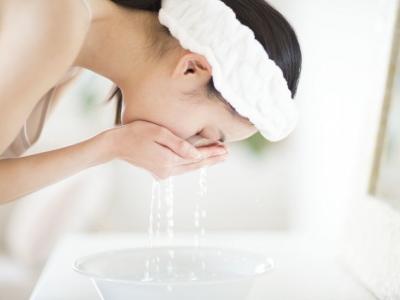 春天用凉水洗脸好还是用热水洗脸好？春季护肤教你几招