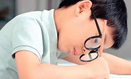 假性近视如何判断？九个细节认清孩子是否近视！