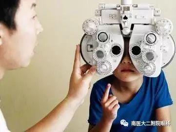 戴眼镜是否会造成眼睛变形？