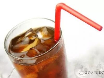 注意！近视眼患者要少喝碳酸饮料！
