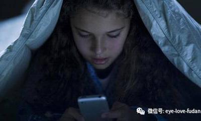 深夜手机党的危害知多少？