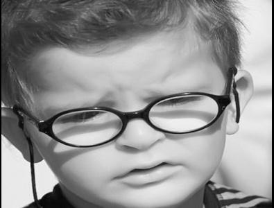 近视的人喜欢眯眼睛会造成哪些危害？